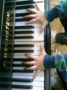 Kleine Hände auf der Tastatur